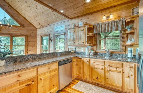 Mineral Bluff Cabin | The Cozy Cub "A Blue Ridge Mtn view to remember"