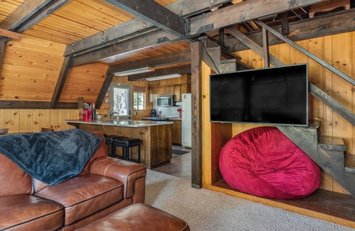Arnold Cabin | The Cozy Cub: Air Conditioning, Dog Friendly, Pool Table, Private Lakes in BLS