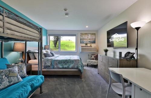 Killington House | The Cozy Cubbie - Charming Studio, Summer Pool, Bus Route, Queen and Bunk Bed
