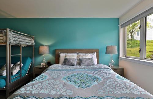 Killington House | The Cozy Cubbie - Charming Studio, Summer Pool, Bus Route, Queen and Bunk Bed