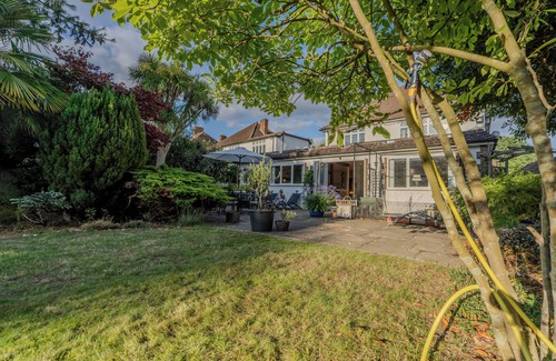 Eltham South House | THE COZY RETREAT, Rustic Charm Meets Modern Living (1 Private Bedroom)