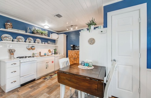 Old Town Cottage | The cutest cottage in all of Port Aransas! Cottage for 2, Close to the beach
