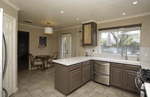 Cypress House | The Daffodil- Entire home - 3 Bedroom, 2.5 bath, large den and yard