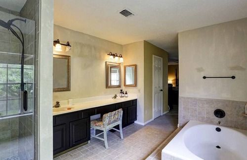 Cypress House | The Daffodil- Entire home - 3 Bedroom, 2.5 bath, large den and yard