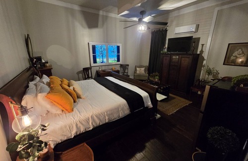 Marthasville Bed & Breakfast | The Daniel Boone Room -Marthasville,MO