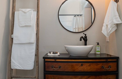 Marthasville Bed & Breakfast | The Daniel Boone Room -Marthasville,MO