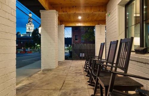 Sevierville House | The Davis Luxury Retreat Villa 1-Block from Dolly