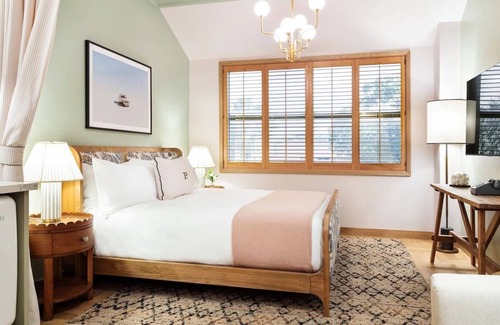 Hyde Park Hotel | The Deluxe Queen at Palihouse Hyde Park Village, Onsite Parking