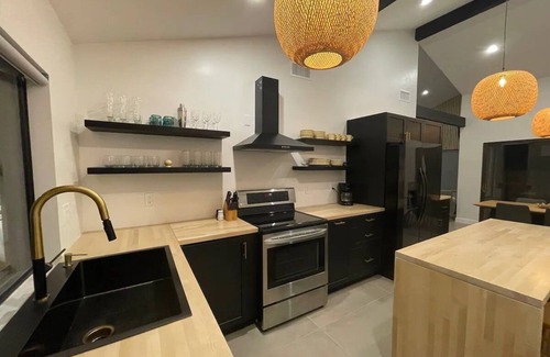 Palm Springs Condo | The desert is calling. Roadrunner Retreat is waiting for you.