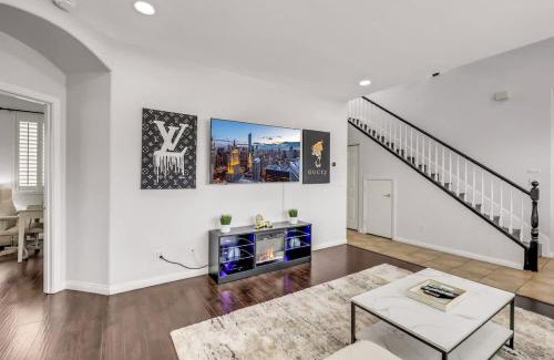 Spring Valley House | The Designer House with Heated Pool and 10 Min to Strip Great for Family