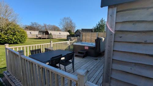 Crieff Apartment | The Dochart Lodge with hot tub Braidhaugh Crieff