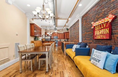 Downtown Nashville Condo | The Dolly Parton 2 Blocks to Broadway