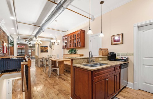 Downtown Nashville Condo | The Dolly Parton 2 Blocks to Broadway