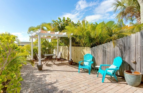 Cocoa Beach Apartment | The Dolphin Den- Blocks to the Beach and River~Kayaks and Bikes provided!