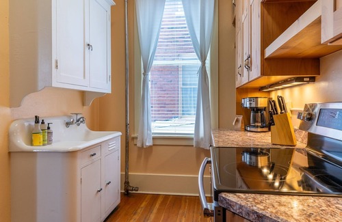 Livingston Apartment | The Downtown Lovely - Historic yet modern space downtown