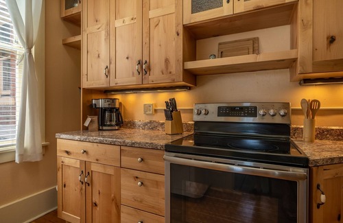 Livingston Apartment | The Downtown Lovely - Historic yet modern space downtown