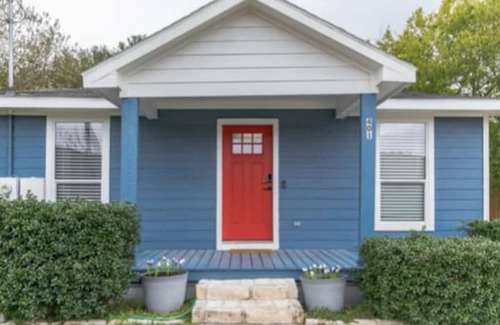Brenham Cottage | The Dragonfly at Brenham - Steps from downtown