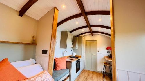 Newark House | The Dragonfly - Luxury Lakeside Shepherds Hut