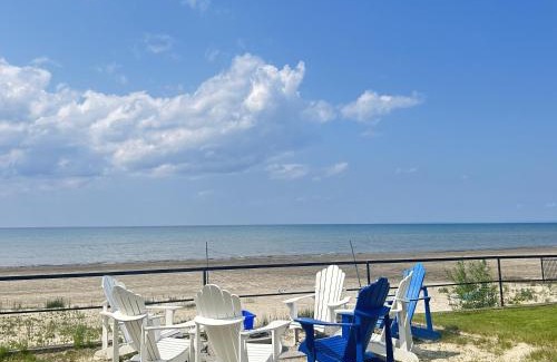 Wasaga Beach House | The Driftwood Deck