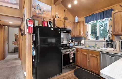 Sierra Cedars Cabin | The Dueck Cabin with Indoor Fireplace