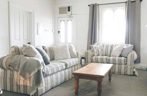 Bathurst House | The Early Settler 200 metres from CBD