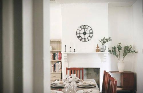 Bathurst House | The Early Settler 200 metres from CBD