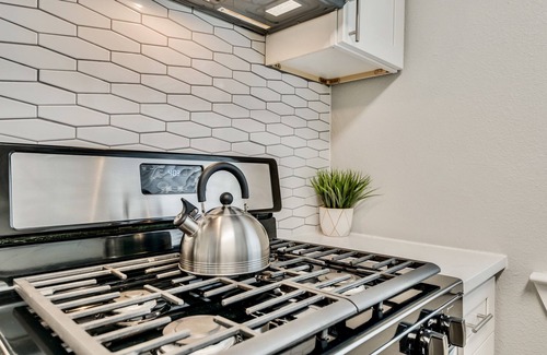 Old East Dallas Apartment | The Eastside Flat ARBORETUM TICKETS INCLUDED