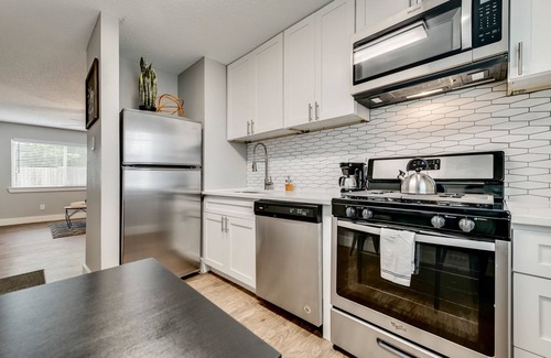Old East Dallas Apartment | The Eastside Flat ARBORETUM TICKETS INCLUDED