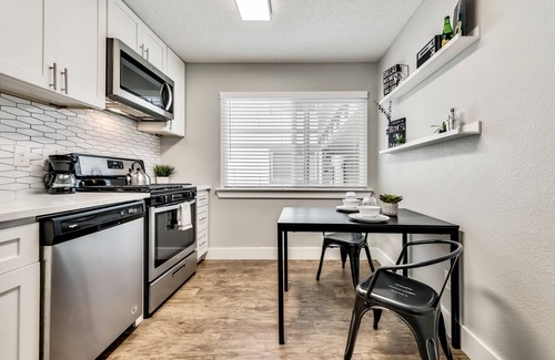 Old East Dallas Apartment | The Eastside Flat ARBORETUM TICKETS INCLUDED