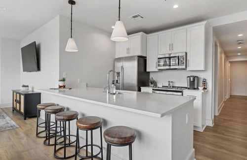 Central Business District Hotel | The Eleanor: Unit 602