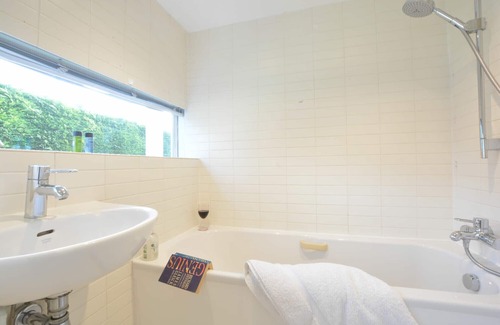 Ely House | THE ELLIS-MILLER HOUSE, romantic, with open fire in Ely