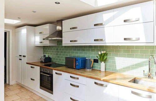 Weybridge Cottage | The Elmbridge Getaway - Glamorous 2bdr With Garden