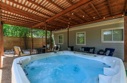 Fredericksburg House | The Emerald Door | Hot Tub | Fire Pit