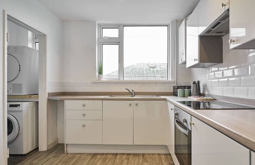 Cribbs Causeway Apartment | The Emerald | Sleeps 8 | Contractors | FreeParking