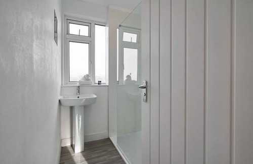 Cribbs Causeway Apartment | The Emerald | Sleeps 8 | Contractors | FreeParking