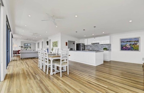Calare House | The Entertainer | 5 Bed 5 Bath, 3 Storey Retreat