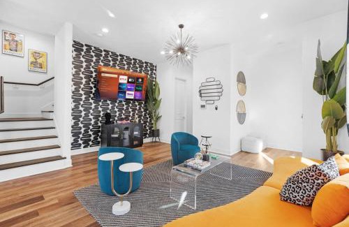 Northside Apartment | The Entertainers Duplex- Perfect for Gathering 16