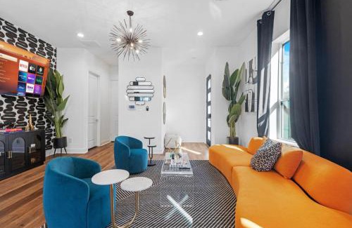 Northside Apartment | The Entertainers Duplex- Perfect for Gathering 16