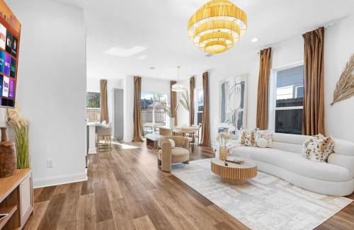 Northside Apartment | The Entertainers Duplex- Perfect for Gathering 16