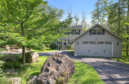 Paupackan Lake House | The Escape In The Hideout -sleeps 13