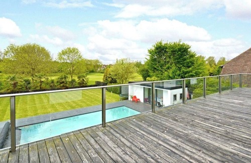 Wootton House | The Executive Villa (family -sized , luxurious 5-bedroom mansion)