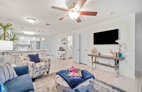 Upper Grand Lagoon House | The Fab Flamingo 🦩 2 King Beds 2 Miles to Beach 🏝
