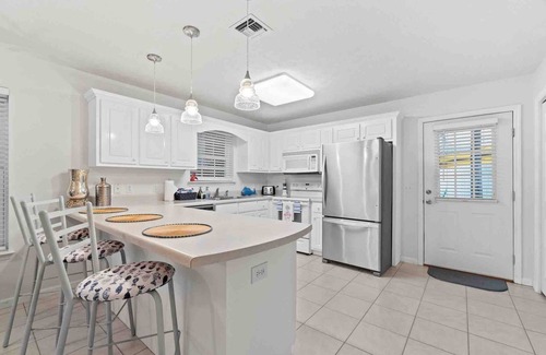 Upper Grand Lagoon House | The Fab Flamingo 🦩 2 King Beds 2 Miles to Beach 🏝