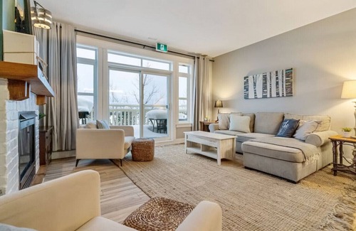 The Blue Mountains Apartment | The Fairway Nest with Hot Tub & Golf!