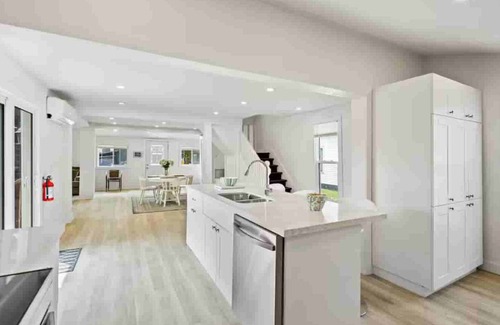Crystal Beach Cottage | The Family Lakehouse - An Idyllic Bay Beach Escape