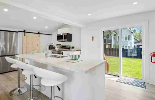 Crystal Beach Cottage | The Family Lakehouse - An Idyllic Bay Beach Escape