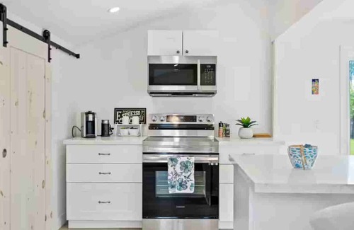 Crystal Beach Cottage | The Family Lakehouse - An Idyllic Bay Beach Escape
