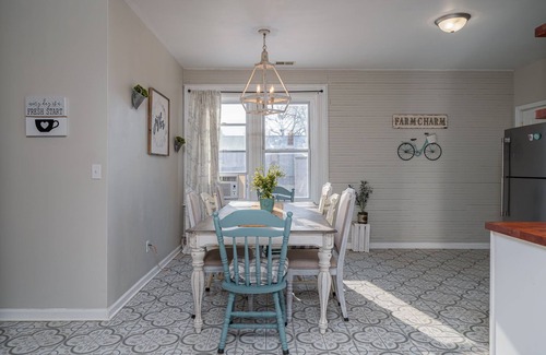 Marthasville Apartment | The FarmHouse 3bd/2ba B&B in MO Wine Country & Katy Trail