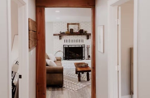 Springville House | The Farmhouse at Mt. Dennison - Entire home in Balch Park near Sequoia Forrest