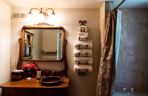 Twin Falls Bed & Breakfast | The Fillmore Inn - The Sleigh Room